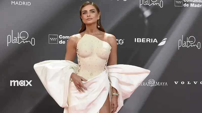 Aislinn Derbez